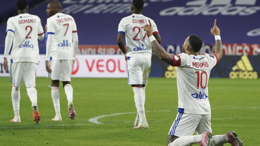 Depay marca doblete y Lyon vence 3-0 al Estrasburgo