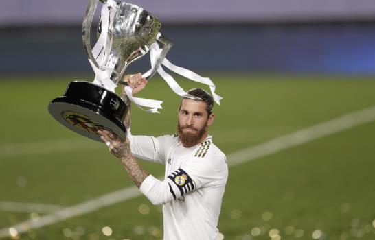 Un Real Madrid perfecto recupera el trono en España