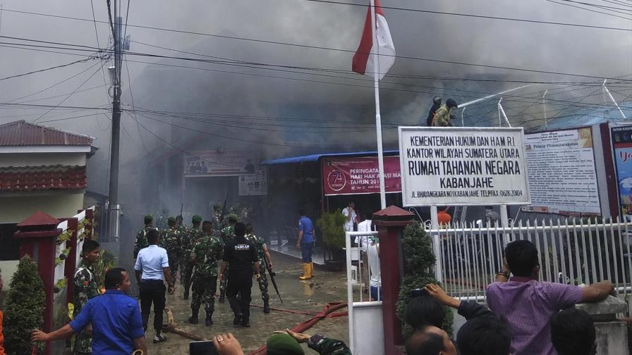 Reos prenden fuego a penal abarrotado en oeste de Indonesia Reos prenden fuego a penal abarrotado en oeste de Indonesia