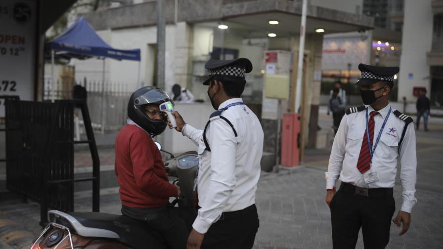 Un toque de queda contra el virus vacía las calles de India