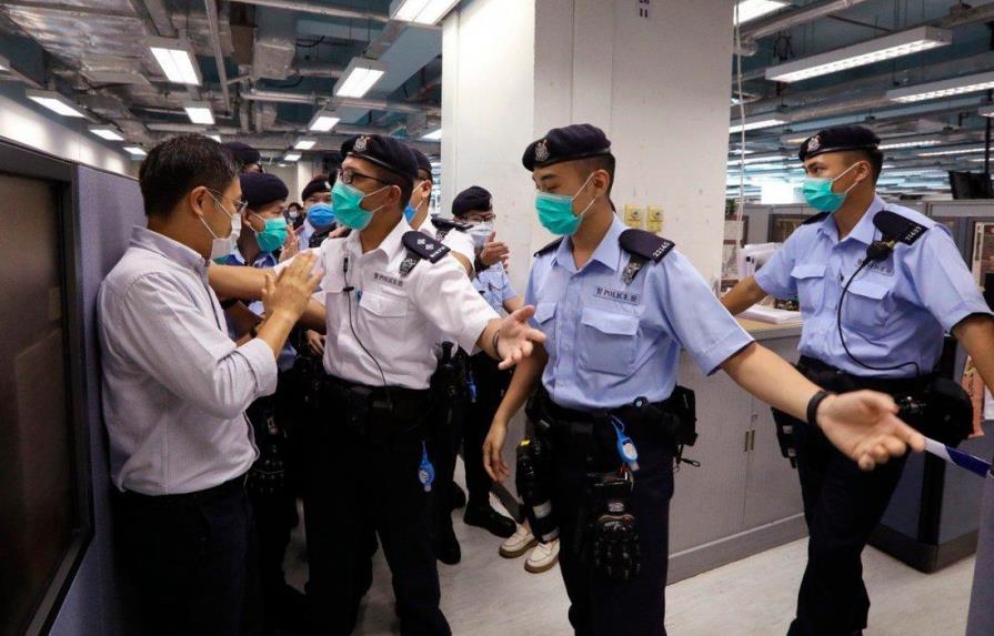 Policía de Hong Kong allana diario prodemocracia Apple Daily y detiene a cinco ejecutivos