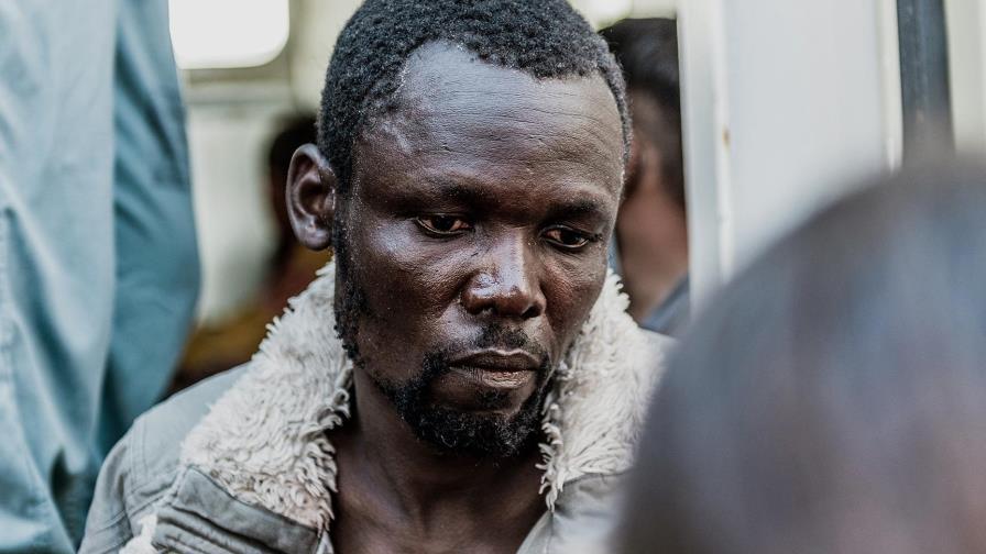 Migrantes en barco en el Mediterráneo intentan suicidarse
