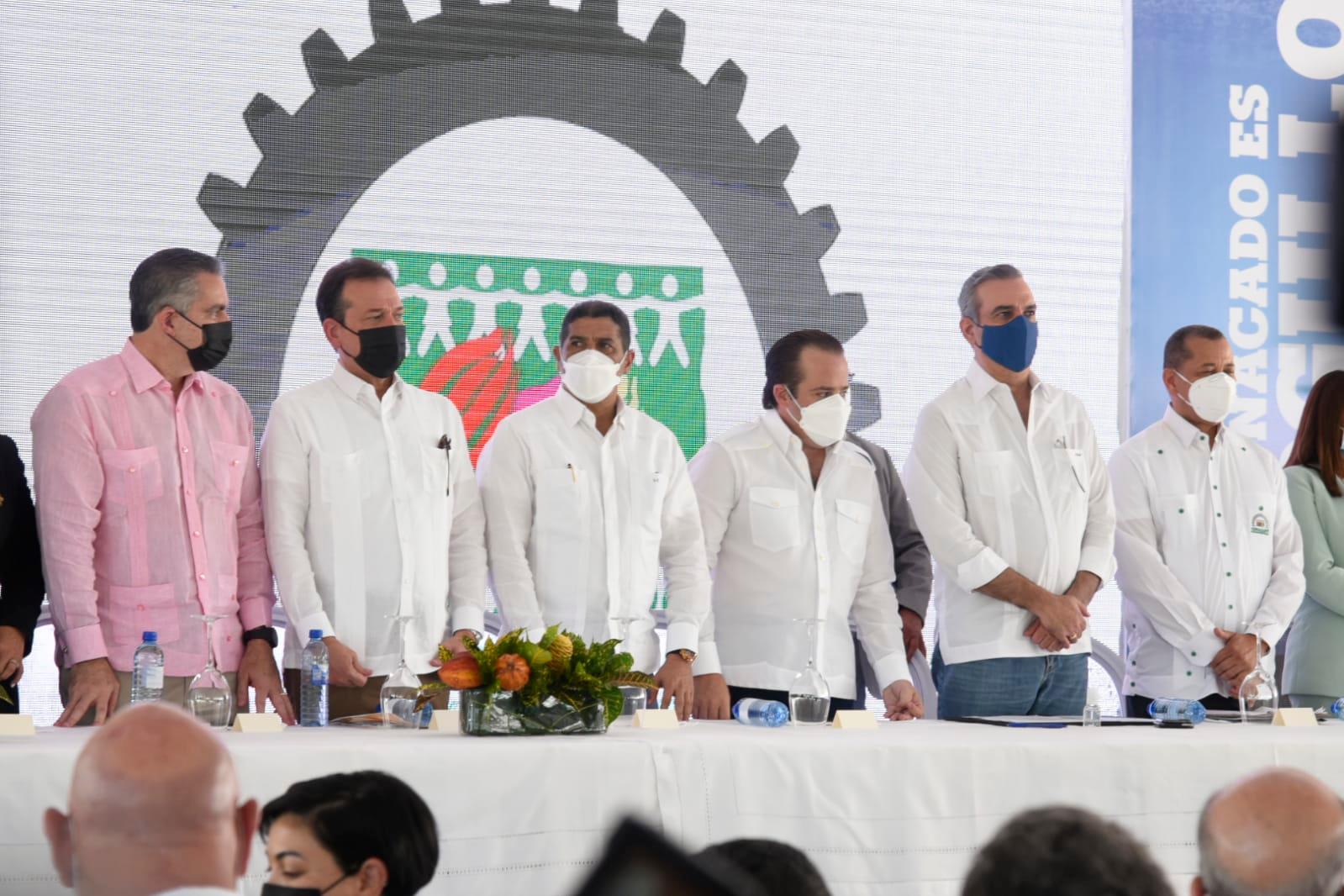 Acompañaron al mandatario en el acto, varios de los funcionarios del Gobierno.