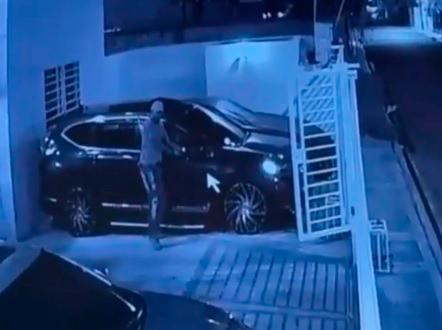 Hombre entra a residencial como si fuera su casa y roba retrovisores a varios vehículos 