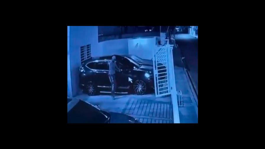 Hombre entra a residencial como si fuera su casa y roba retrovisores a varios vehículos Hombre entra a residencial como si fuera su casa y roba retrovisores a varios vehículos