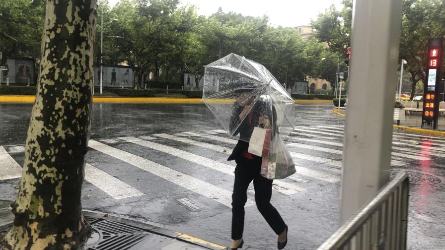 Un tifón inunda carreteras en Shanghái