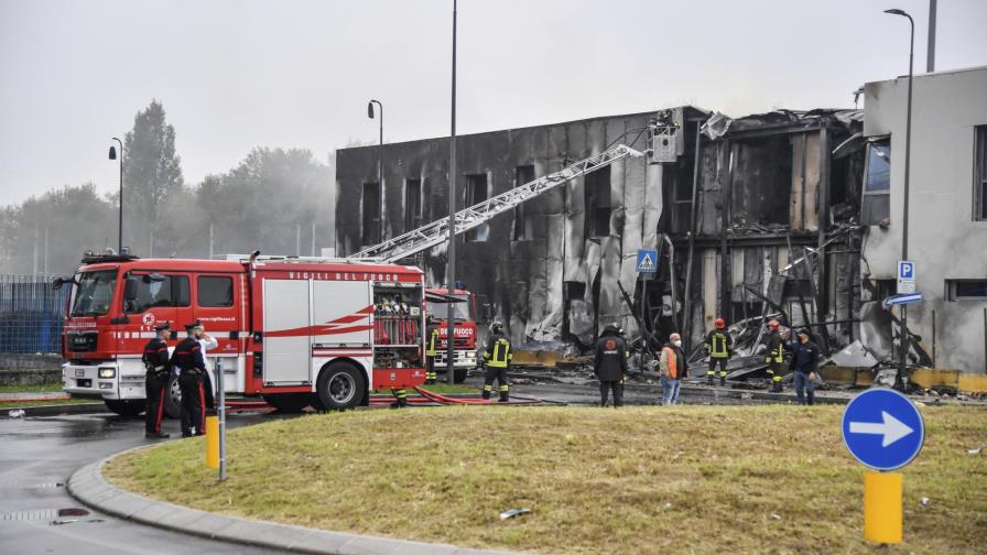 Avioneta se estrella con edificio en Italia; mueren 8
