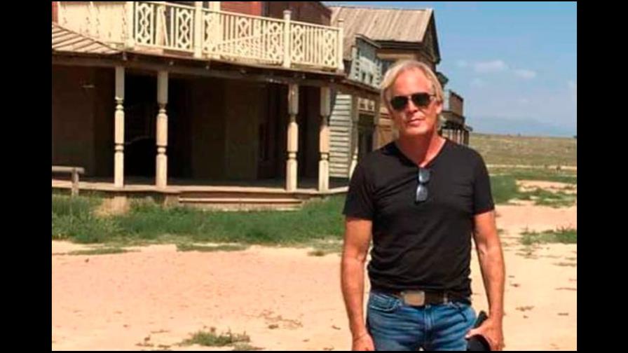 Tras casi 15 días, asistente entregó pistola a Alec Baldwin reacciona a la muerte de su compañera 