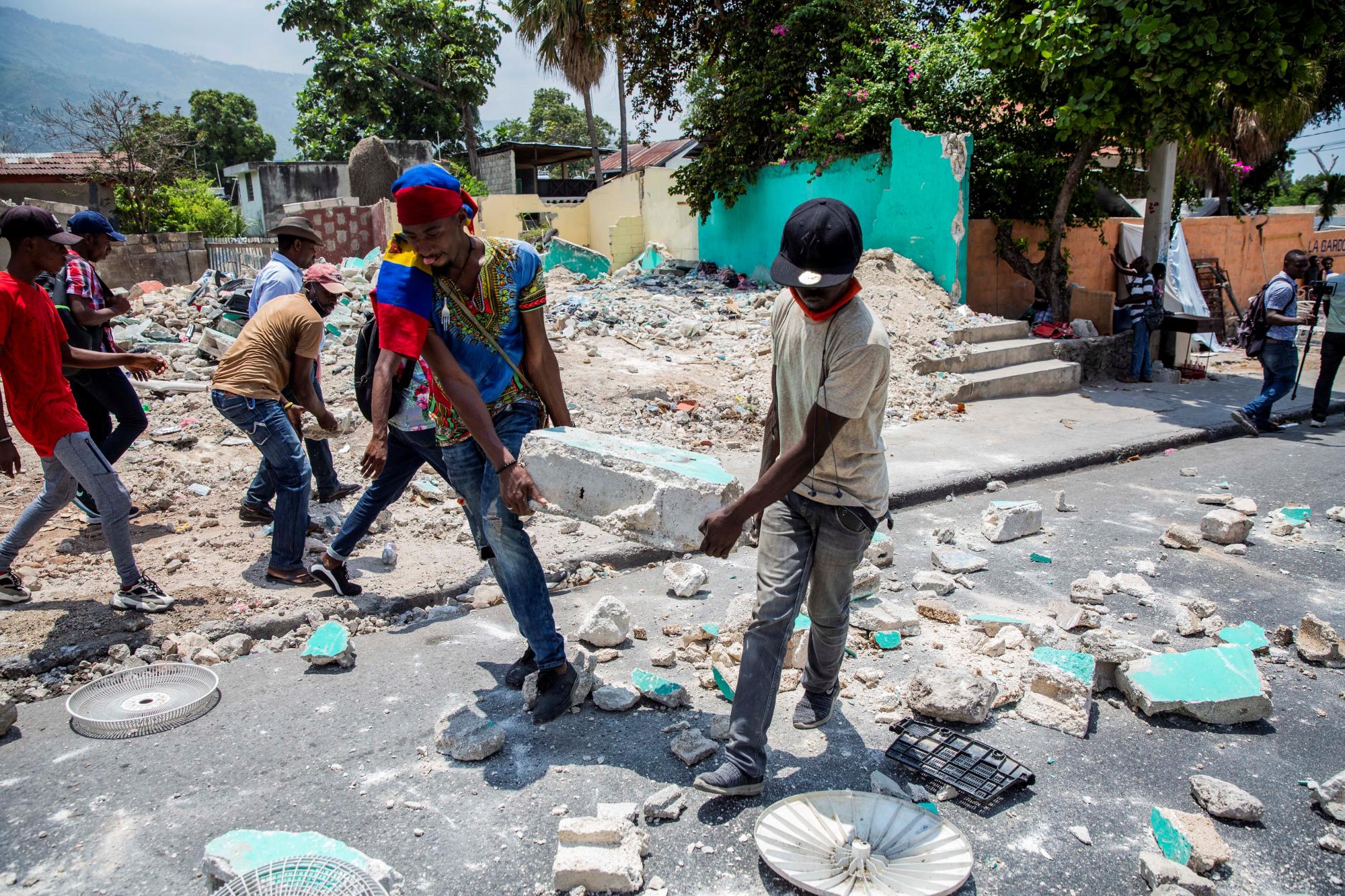 Decenas de estudiantes de la Universidad Estatal de Haití se manifestan este martes, en las calles de Puerto Príncipe, contra la inseguridad y en repudio al asesinato del presidente del Colegio de Abogados del país, Me Monferrier Dorval, un crimen que ha consternado el país. (EFE/Jeanty Emmanuel)