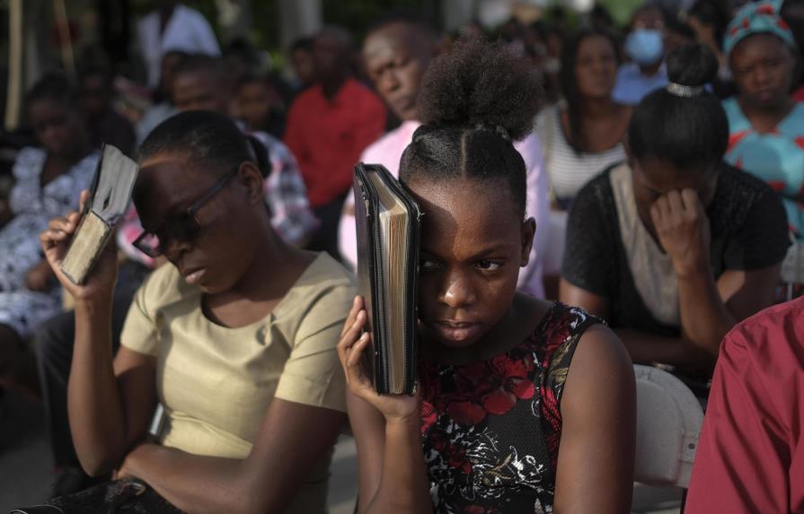 Haitianos regresan a las iglesias; pandillas ofrecen ayuda