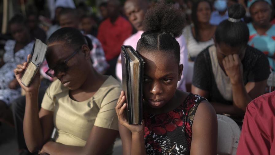 Haitianos regresan a las iglesias; pandillas ofrecen ayuda Haitianos regresan a las iglesias; pandillas ofrecen ayuda