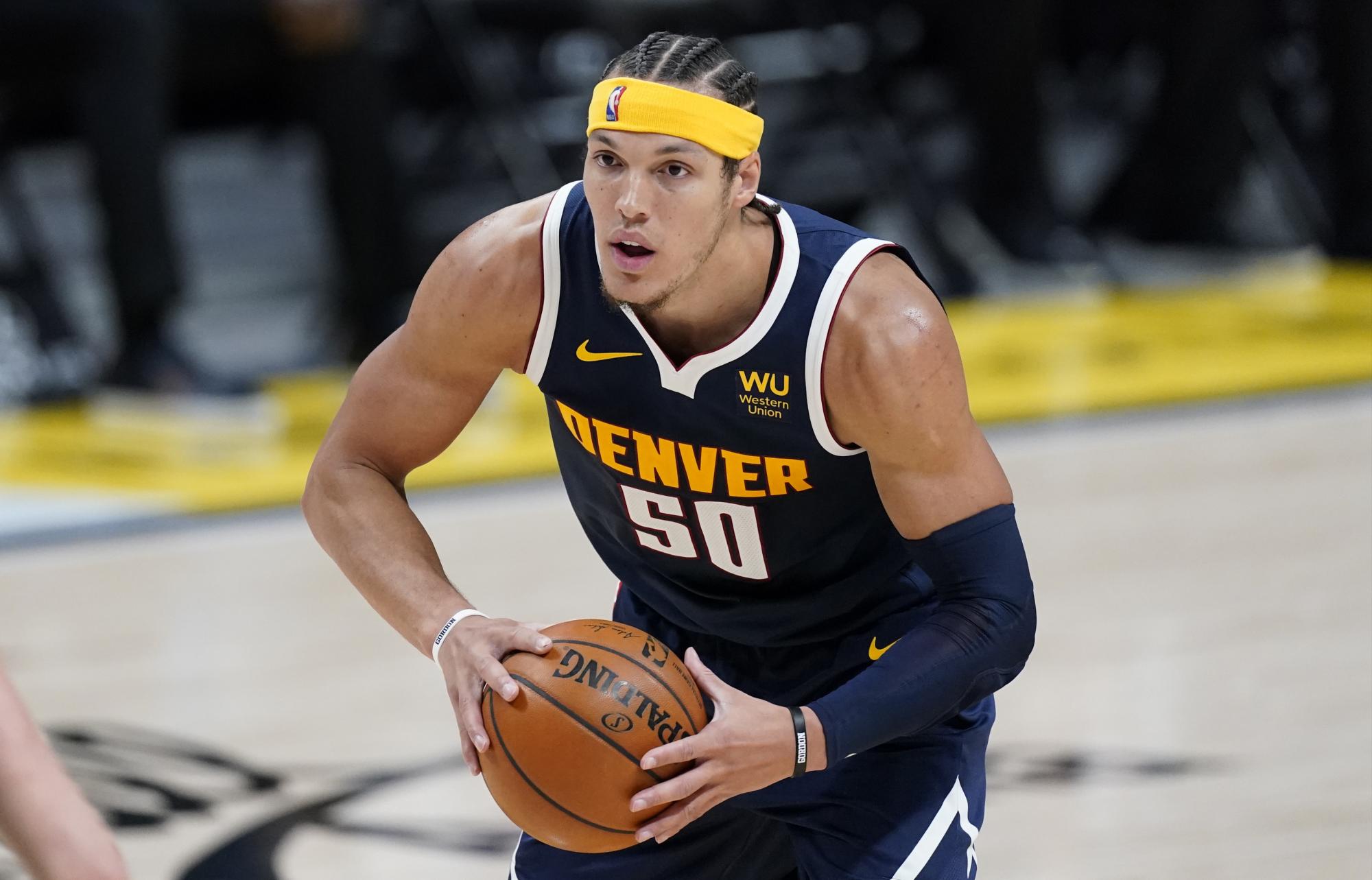 El jugador de los Nuggets de Denver Aaron Gordon mira antes de pasar el balón en su juego de NBA contra el Magic de Orlando, el domingo 4 de abril de 2021, en Denver. (AP/David Zalubowski)