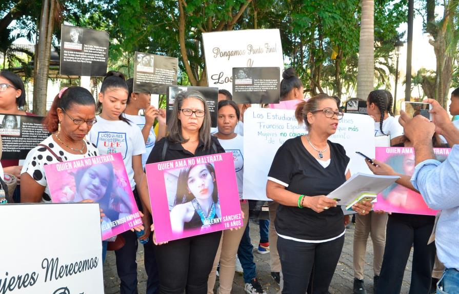 Mujeres realizan plantón en Santiago exigiendo cese de la violencia