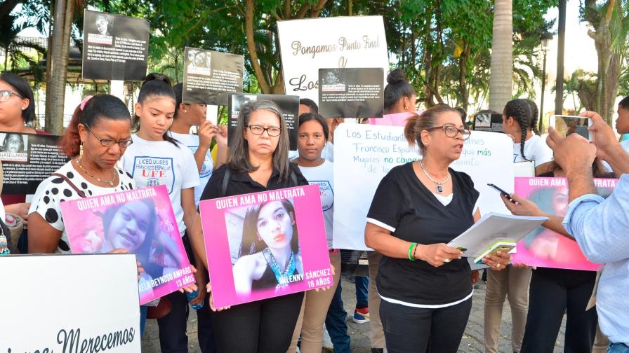 Mujeres realizan plantón en Santiago exigiendo cese de la violencia
