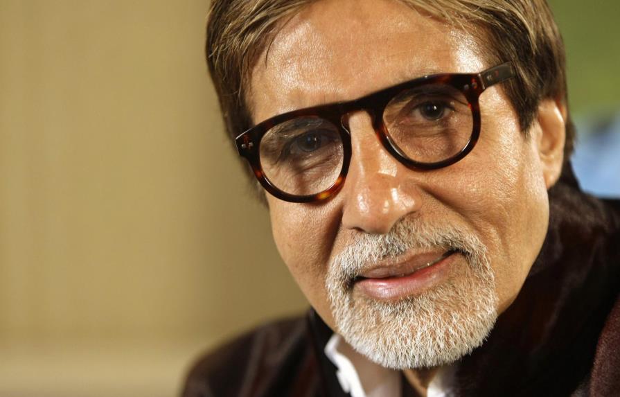 Actor de Bollywood Amitabh Bachchan se recupera de COVID