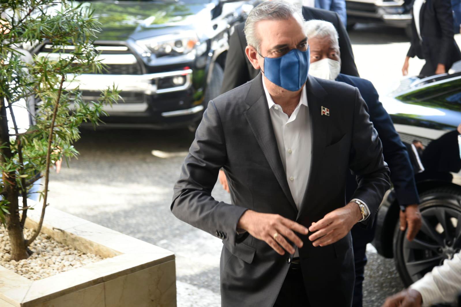 El mandatario a su llegada a la funeraria Blandino. 