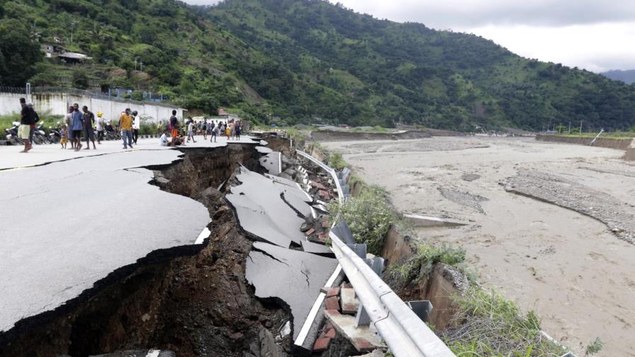 Daños y más lluvia complican labores de rescate en Indonesia
