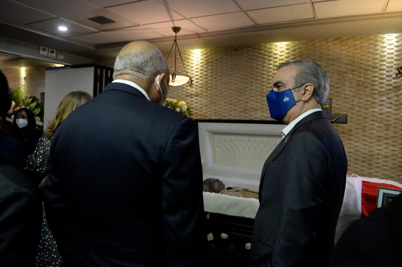 El presidente Abinader junto al ministro de Educación, Roberto Fulcar. 