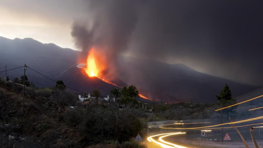 Ruge volcán en España y los habitantes temen nuevos sismos Ruge volcán en España y los habitantes temen nuevos sismos