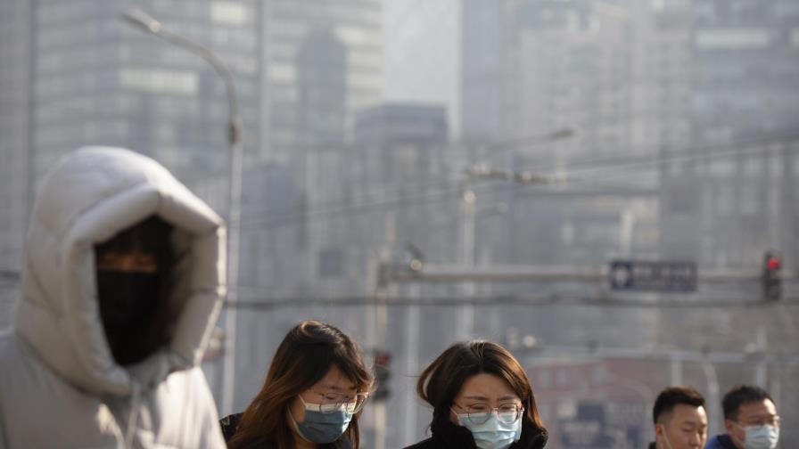 China registra más casos de COVID-19, defiende su respuesta