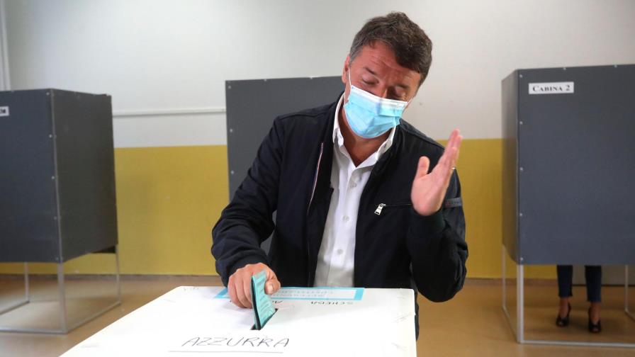 Italia vota si reduce a sus parlamentarios y el gobierno en siete regiones