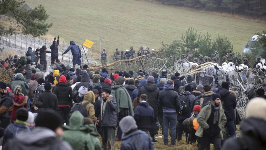 Migrantes ayudados por Bielorrusia buscan cruzar a Polonia