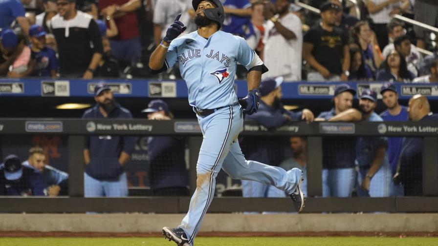 Hernández porta 2 de los 5 jonrones de Azulejos Hernández porta 2 de los 5 jonrones de Azulejos