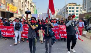 Protesta contra golpe militar aumenta de tamaño en Myanmar