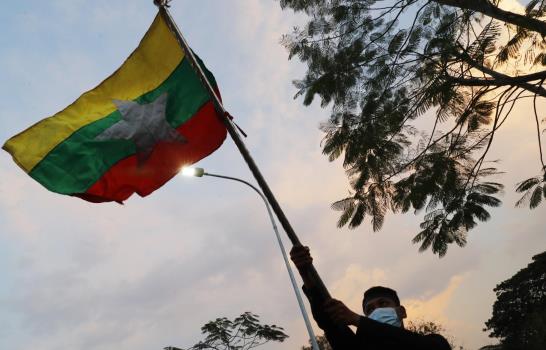 Junta de Myanmar endurece represión, prohíbe protestas