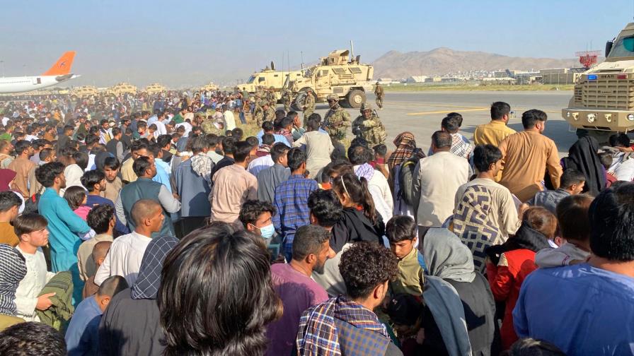 Control militar estadounidense del aeropuerto de Kabul facilita evacuaciones