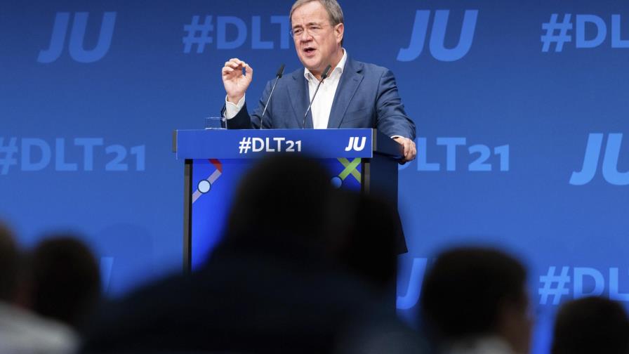 Líder de partido de Merkel pide unión tras revés electoral