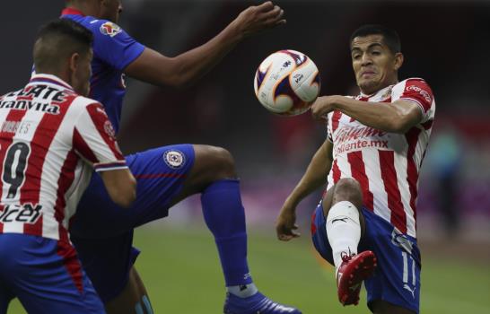 Cruz Azul vence a Chivas y empata récord de triunfos en fila
