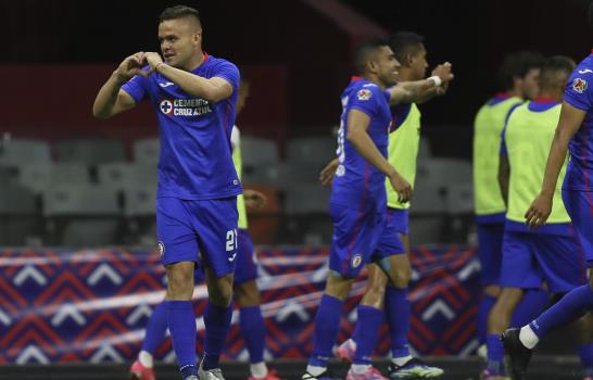 Cruz Azul vence a Chivas y empata récord de triunfos en fila