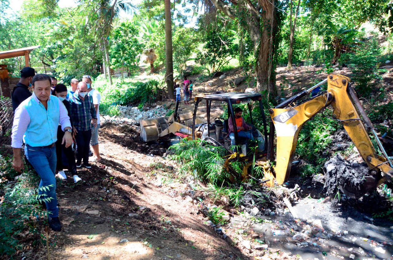 Abel Martínez (i) deja iniciado los trabajos para la ejecución del proyecto de embellecimiento de la casa club de la comunidad Las Charcas.