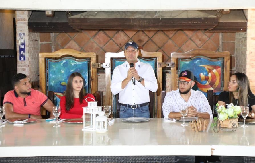 Abel Martínez se reúne con jóvenes que apoyan que continúe en alcaldía de Santiago