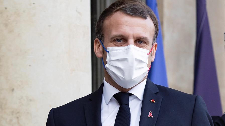 Macron tiene tos, cansancio y fiebre y se ha aislado fuera del Elíseo