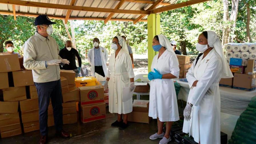 Abinader lleva ayuda a iglesias y centros médicos de San Cristóbal
