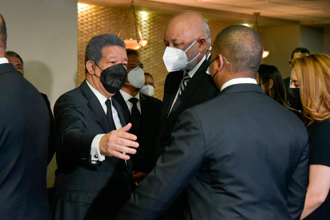 El ministro de Educación, Roberto Fulcar, también asistió al funeral.