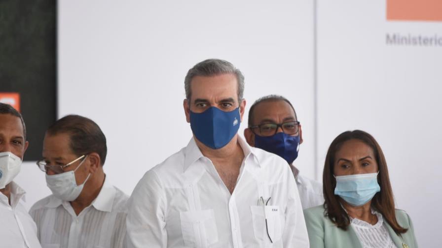 Presidente Abinader inaugura puentes y carreteras en SFM con inversión de RD$650 millones Presidente Abinader inaugura puentes y carreteras en SFM con inversión de RD$650 millones