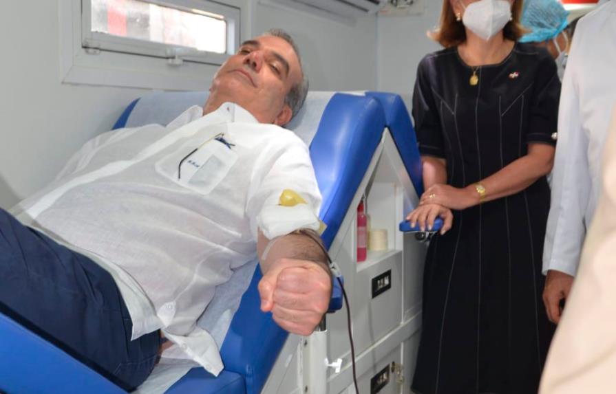 Luis Abinader dona su sangre para dar inicio a jornada nacional que busca salvar vidas