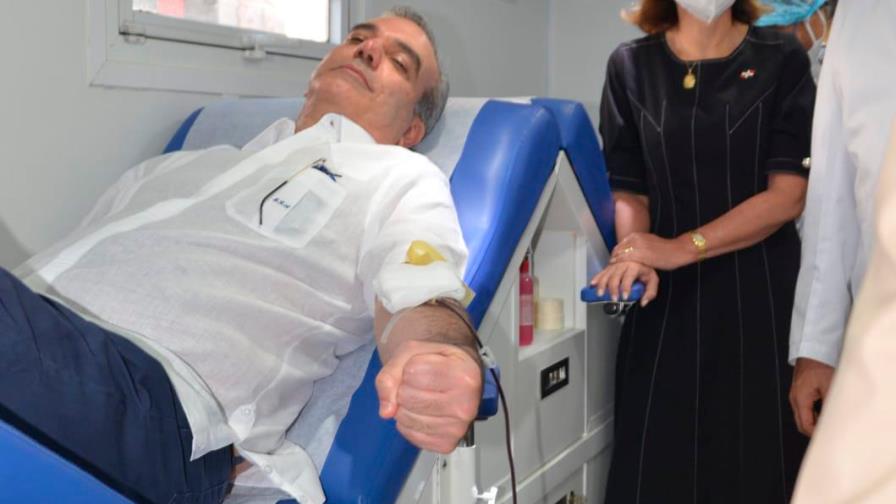 Luis Abinader dona su sangre para dar inicio a jornada nacional que busca salvar vidas