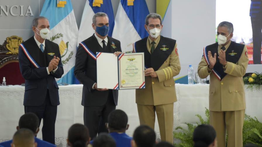 Gobierno entrega títulos de grado a militares egresados de 1976 a 1999