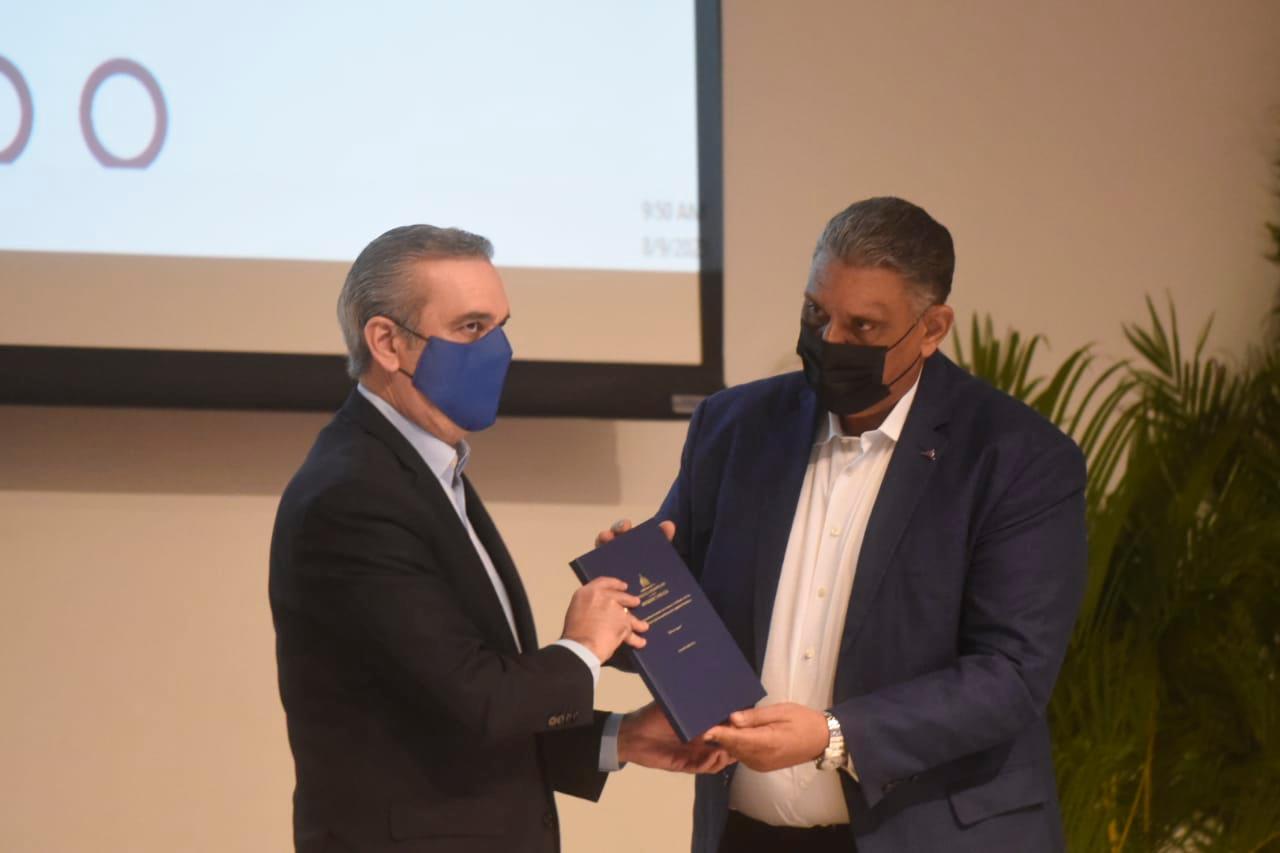 Vásquez Martínez entregó a Abinader un documento con el informe sobre los logros del programa.