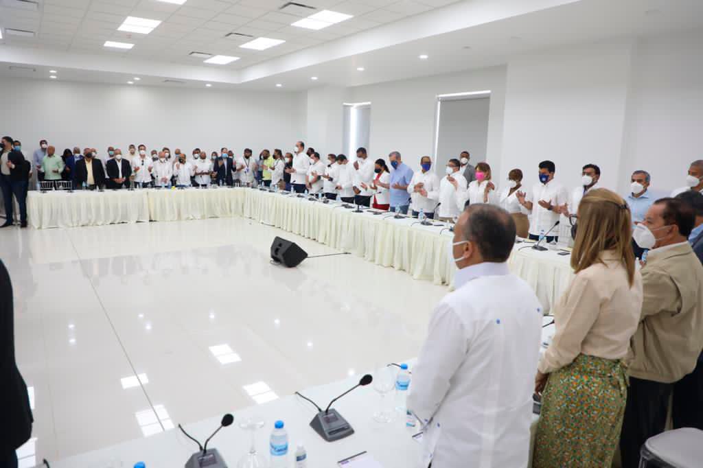 El presidente Abinader y parte de los asistentes al encuentro con comunitarios de Espaillat. Fuente externa
