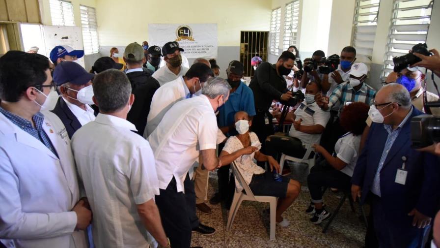 El presidente Abinader recorre centros de vacunación del Distrito Nacional