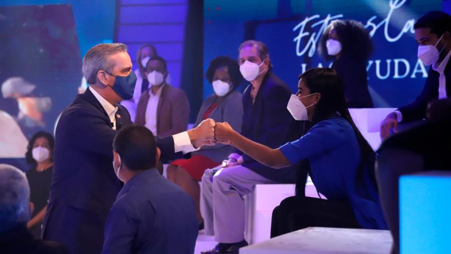 Presidente dice trabaja 16 horas al día para recuperar el país