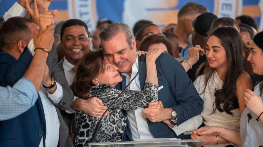 Madre del presidente Abinader recibe su segunda dosis de la vacuna contra el COVID