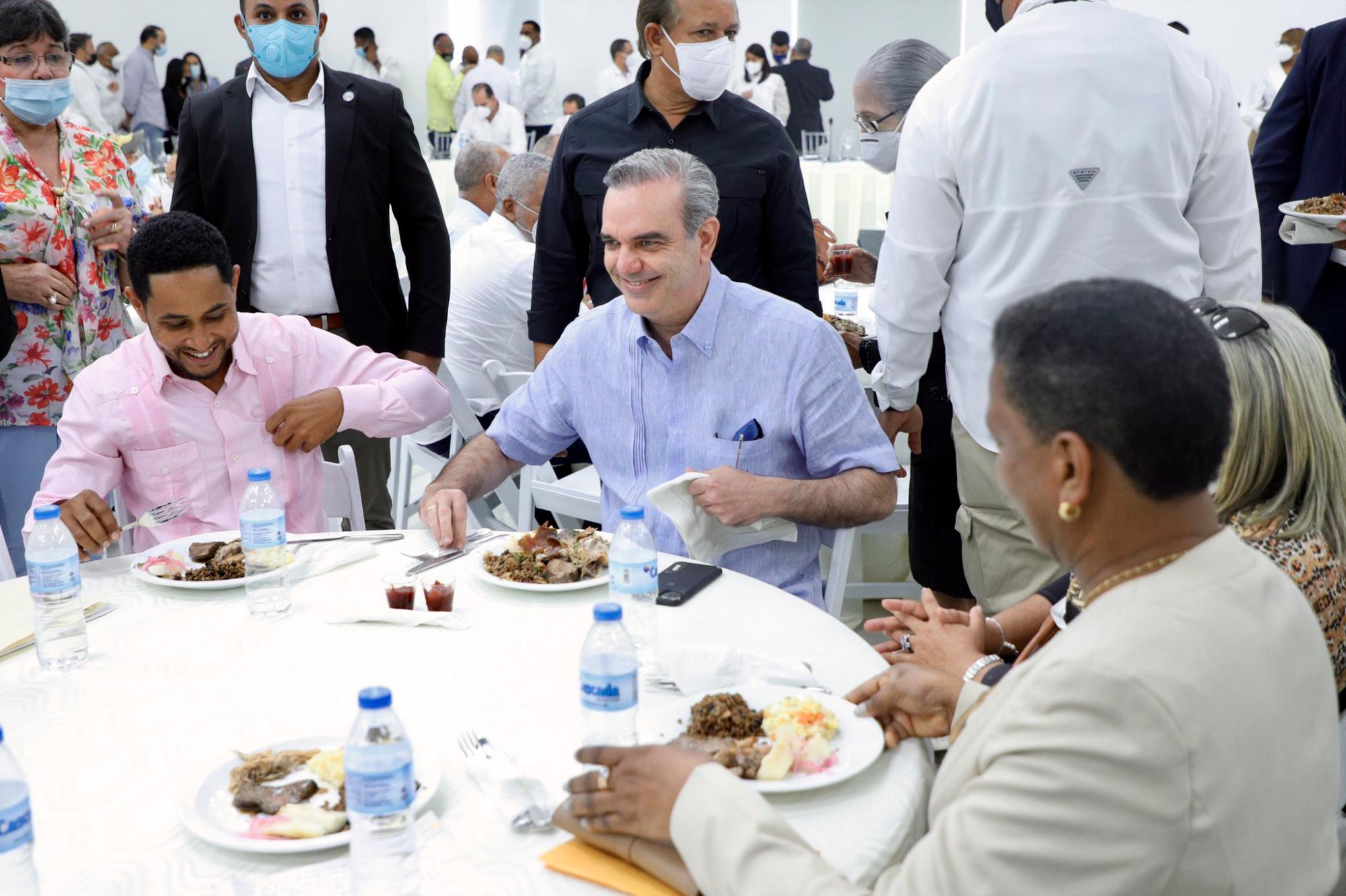 El mandatario compartió el almuerzo con comunitarios de los municipios de Espaillat.