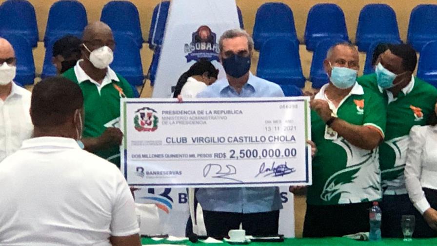 Abinader entrega más de dos millones de pesos como apoyo al deporte de La Romana