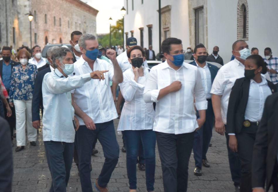 El presidente durante el recorrido por la Ciudad Colonial. 